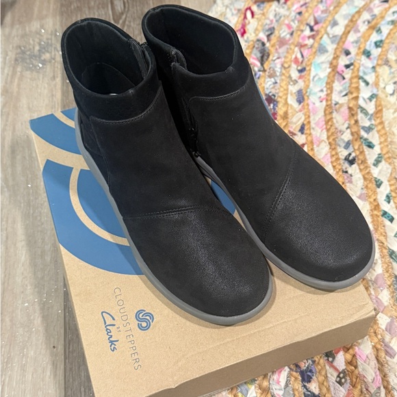 Clarks Wide Width Cloudsteppers Boots. Black. - Picture 2 of 4